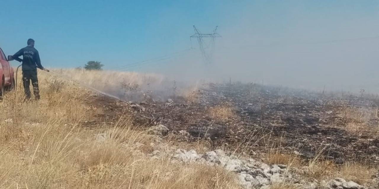 Akçadağ’da Bin Dönümlük Alanda Ot Yangını
