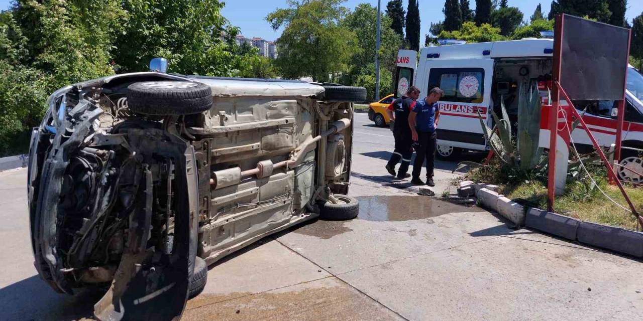 Hafif Ticari Araç Akaryakıt İstasyonu Girişinde Devrildi: 1 Yaralı