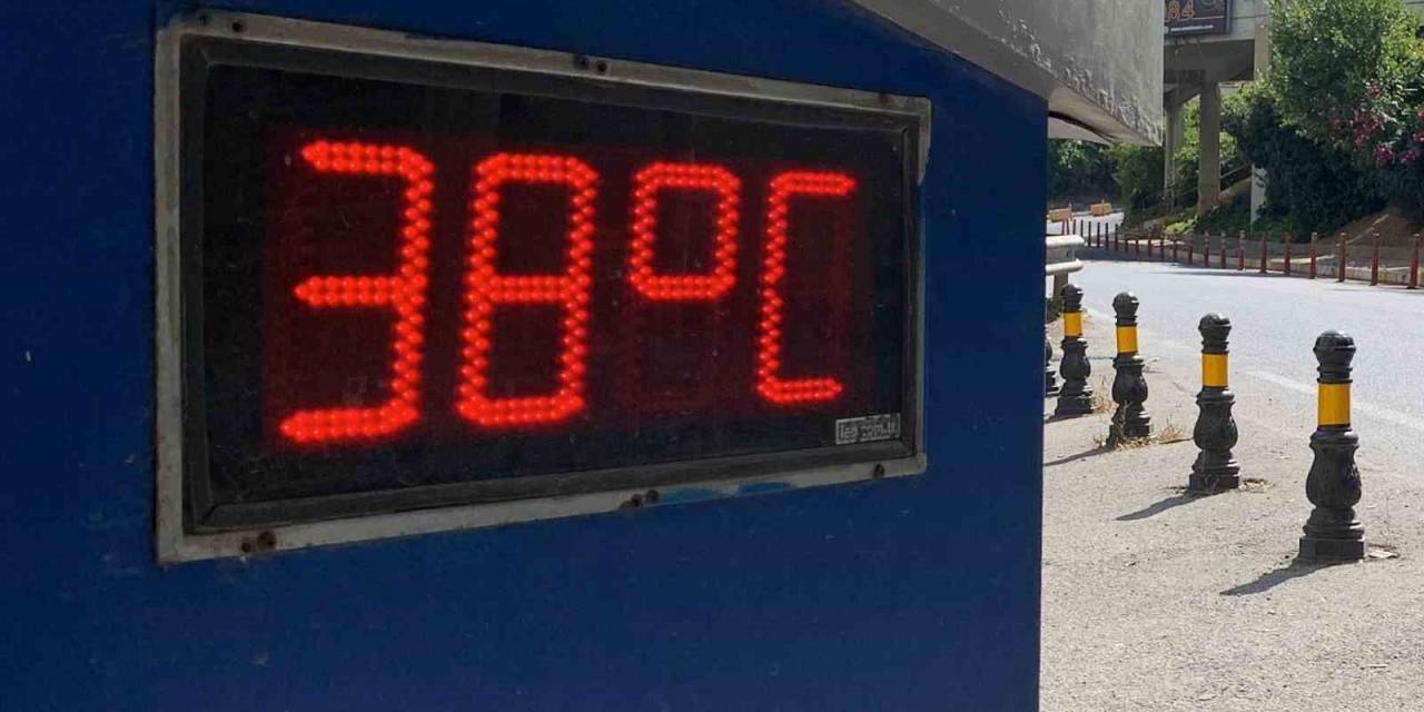 İstanbullular Sıcak Havada Boğaz’ın Sularında Serinledi