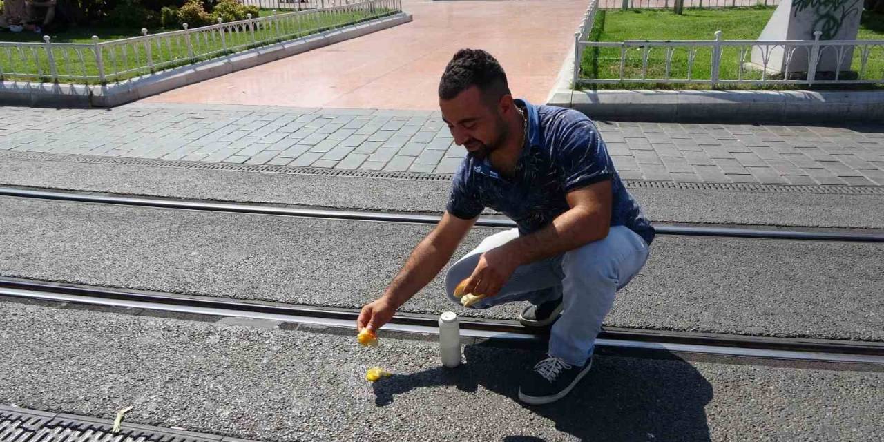 Taksim’de Bir Vatandaş Asfaltta Yumurta Pişirip Yedi
