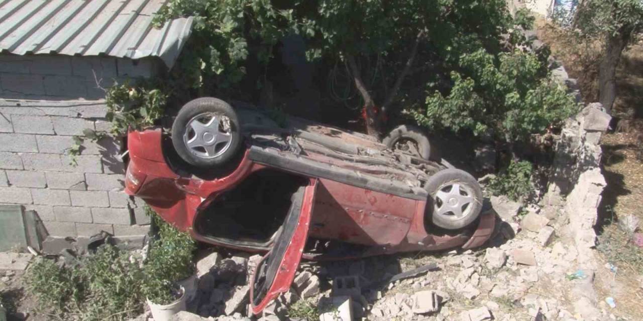 Takla Atan Otomobil Eve Girdi: 5 Yaralı