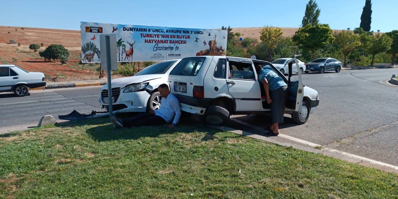 Otomobiller Kavşakta Çarpışıp, Refüje Çıktı: 2 Yaralı