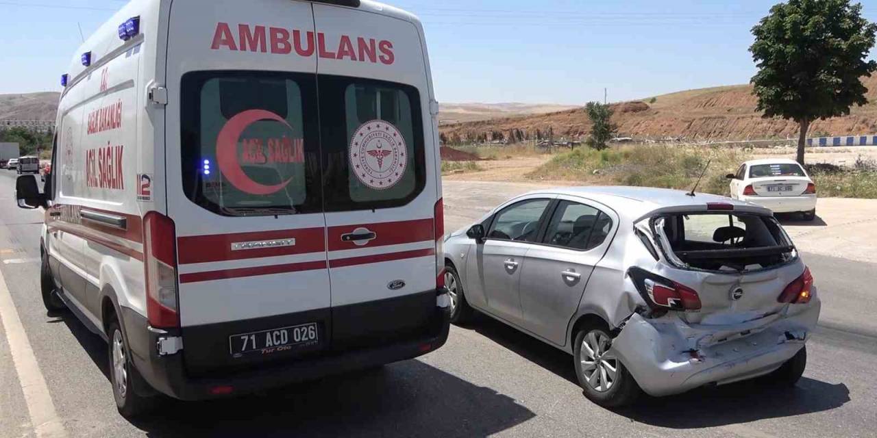 Kurtarıcı İle Otomobil Çarpıştı: 4 Yaralı