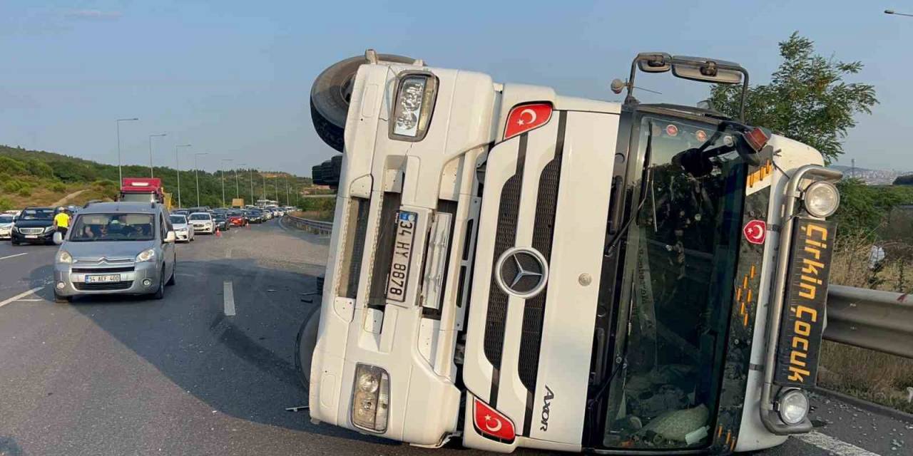 Kuzey Marmara Otoyolu’nda Kamyon Devrildi: 1 Yaralı