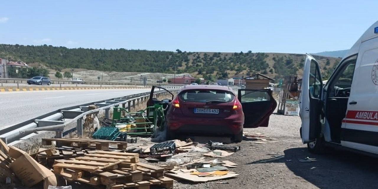 D100’de Gurbetçi Ailenin Bulunduğu Otomobil Bariyerlere Çarptı: 2 Yaralı