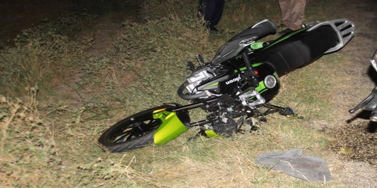 Edirne’de Motosiklet Sürücüsü Karanlıkta Yürüyen Yayaya Çarptı: 2 Yaralı