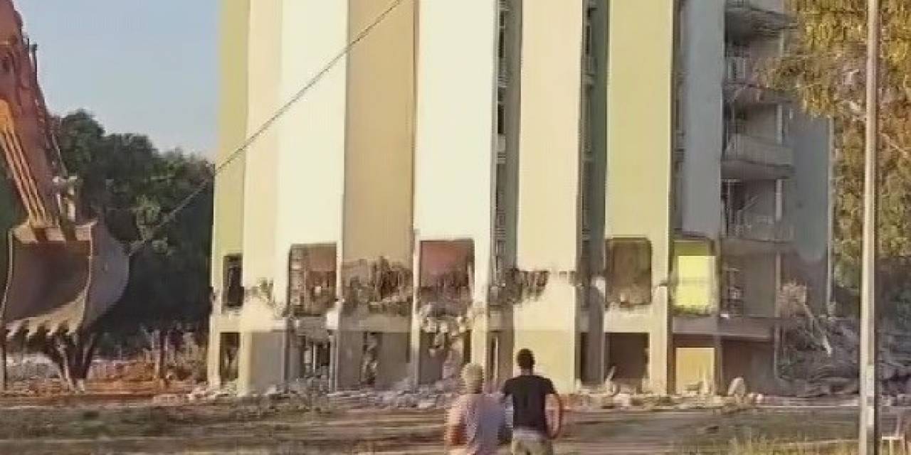 10 Katlı Bina 2 İş Makinesine Bağlanan Çelik Halatlarla Yıkıldı, O Anlar Kamerada