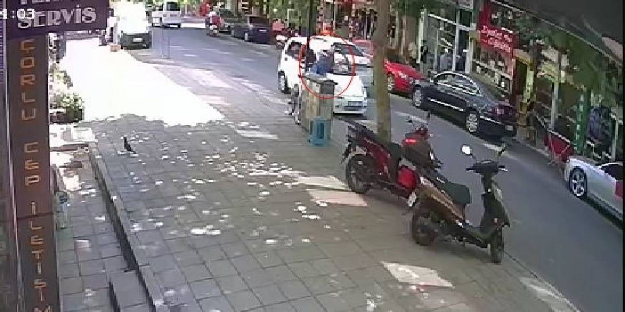 Koşarak Karşıdan Karşıya Geçmek İsteyen Çocuğa Arabanın Çarptığı Anlar Kameraya Yansıdı