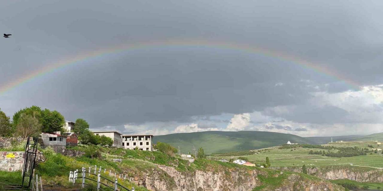 Ardahan’da Yağmur Sonrası Çıkan Gökkuşağı Mest Etti