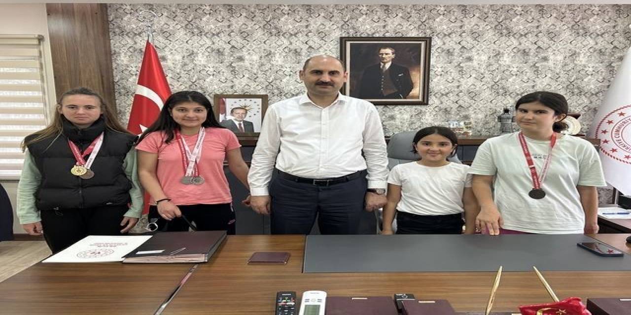 Özel Sporcuları Makamında Ağırladı