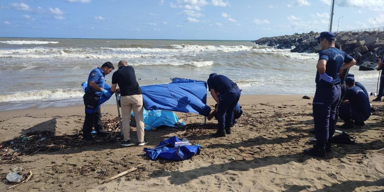 Sahile Çıplak Erkek Cesedi Vurdu