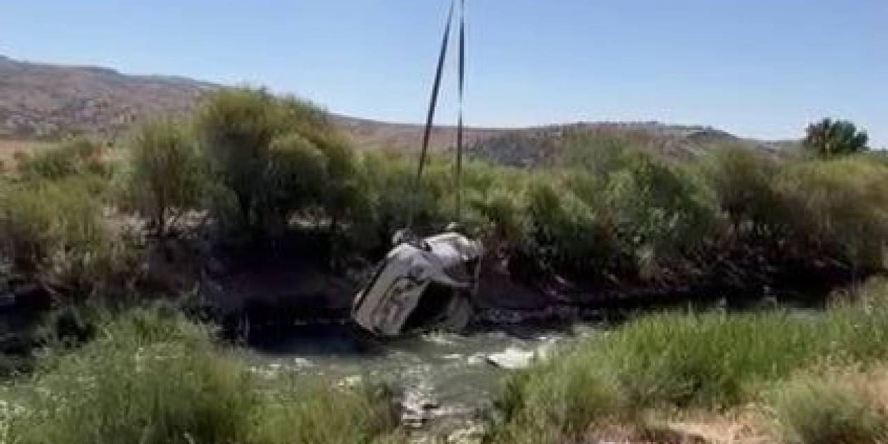 Siirt’te Otomobil Dereye Yuvarlandı: 2 Yaralı