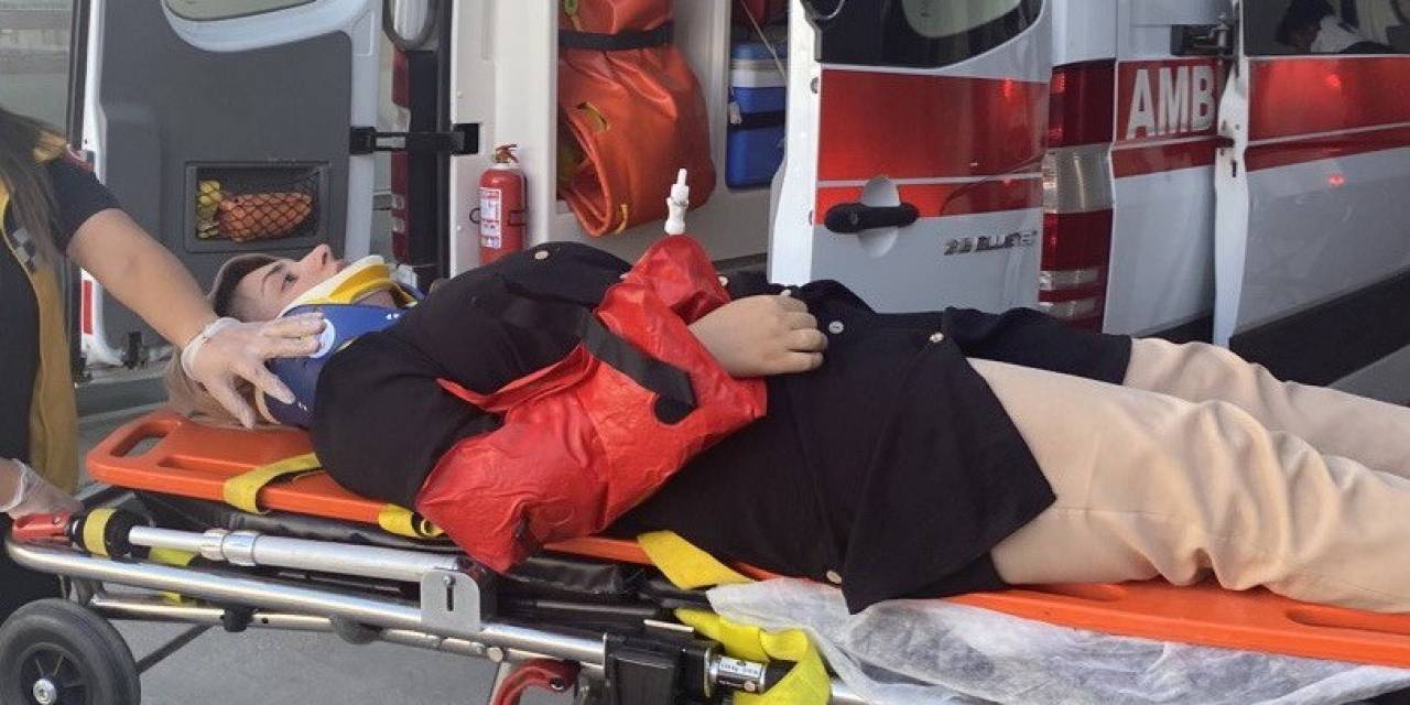 Hafif Ticari Araç İle Otomobil Çarpıştı: 4 Yaralı