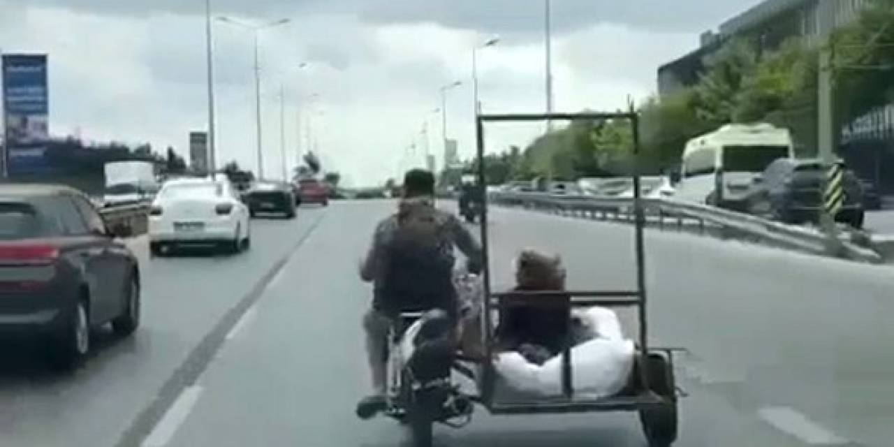 Hayrete Düşüren Trafik Yolculukları Kamerada: Patenli Gençler Otobüsün Arkasına Takılarak Seyahat Etti
