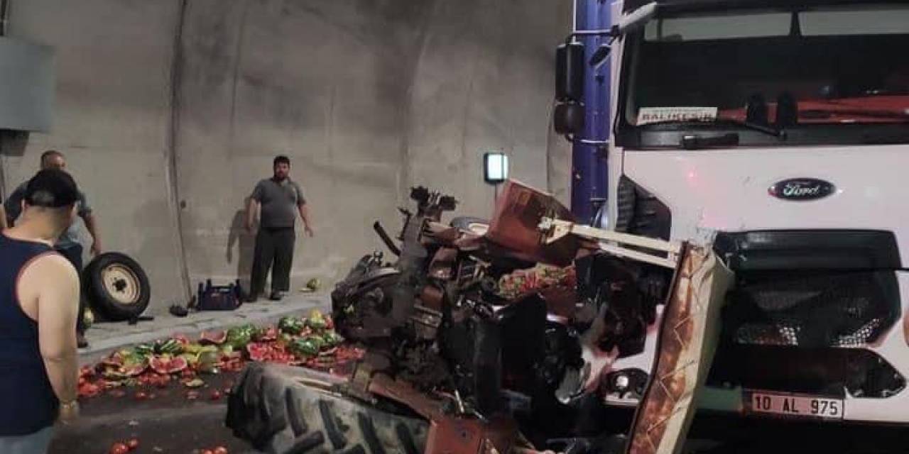 Kamyon, Karpuz Yüklü Traktöre Arkadan Çarptı; 1 Yaralı