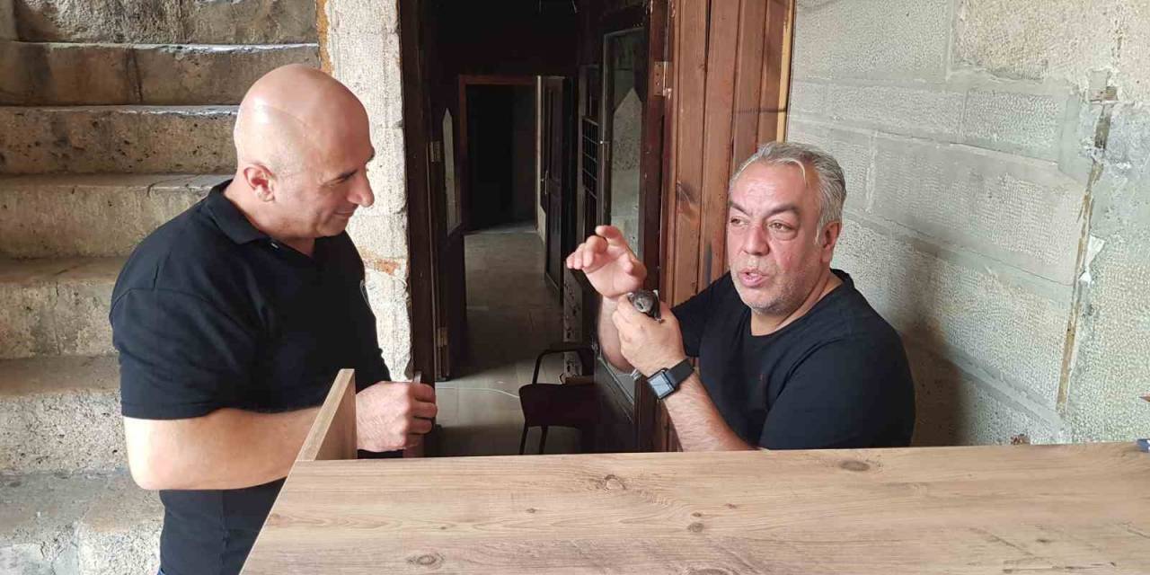 378 Yıllık Cinci Han’ın Bahçesine Düşen Ebabil Kuşu Yetkililere Teslim Edildi