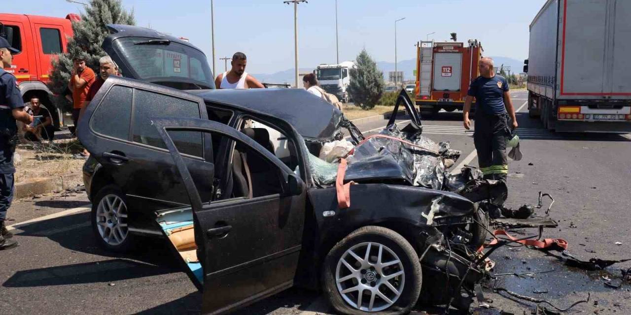 Karşı Şeride Geçen Araç Faciaya Sebep Oluyordu: 1’i Ağır 3 Yaralı