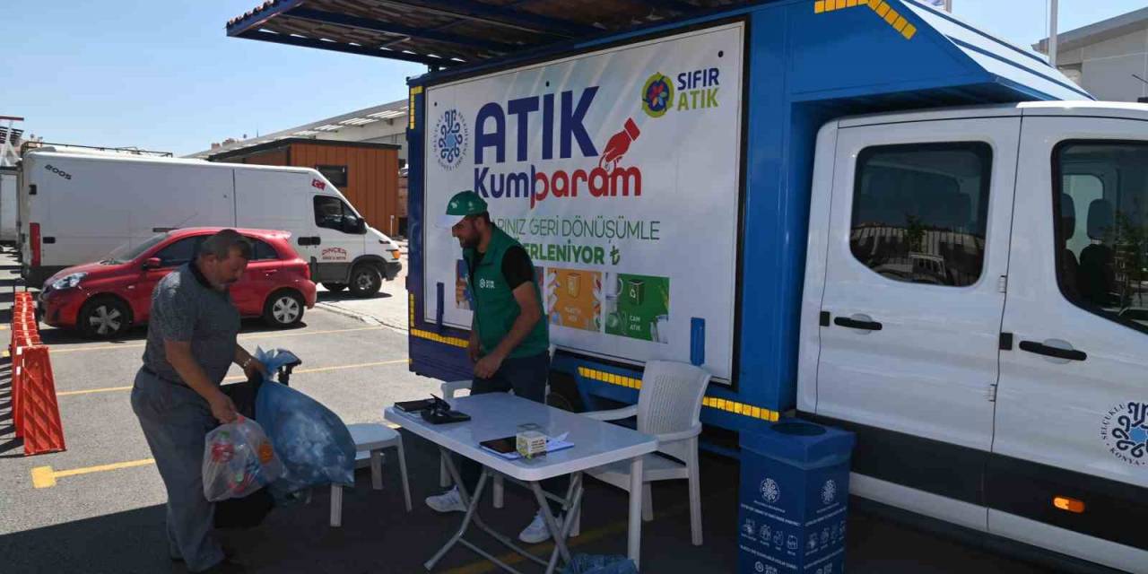 Selçuklu Belediyesinin Mobil Atık Kumbara Aracı Semt Pazarlarında