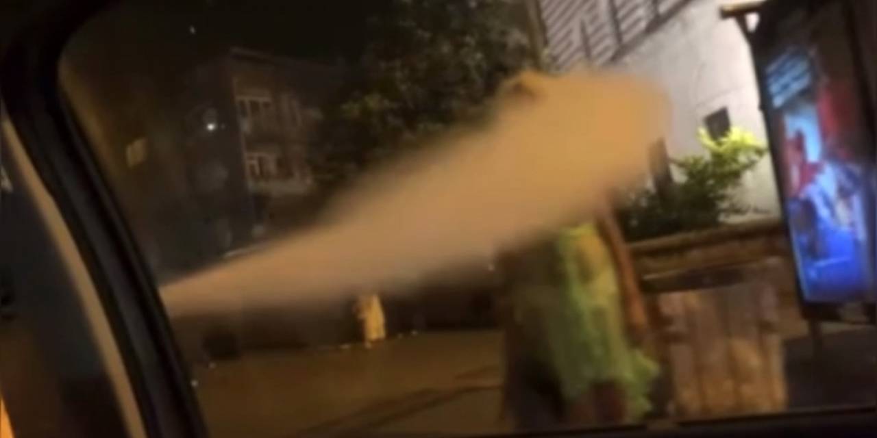 İstanbul’da Akıl Almaz Olay Kamerada: Kadınlara Yangın Tüpü Sıkarak Saldırdılar