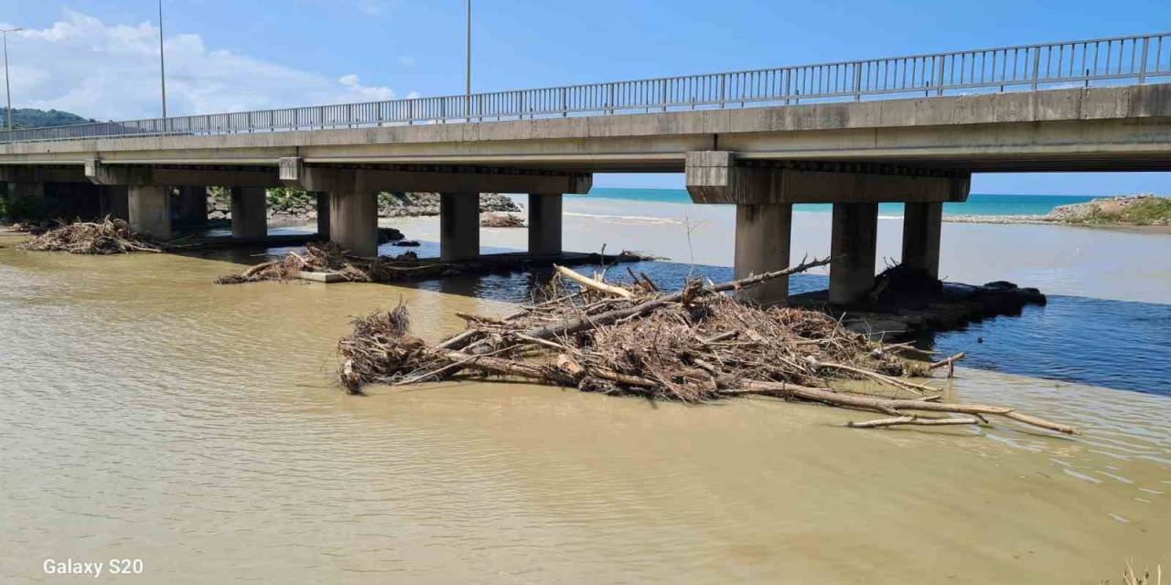 Biriken Moloz Yığınları Tehlikeye Davetiye Çıkartıyor