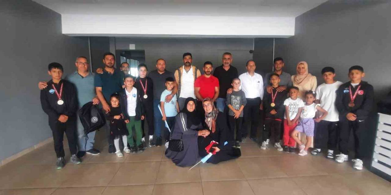 Şampiyon Güreşçilere Eleşkirt’te Coşkulu Karşılama