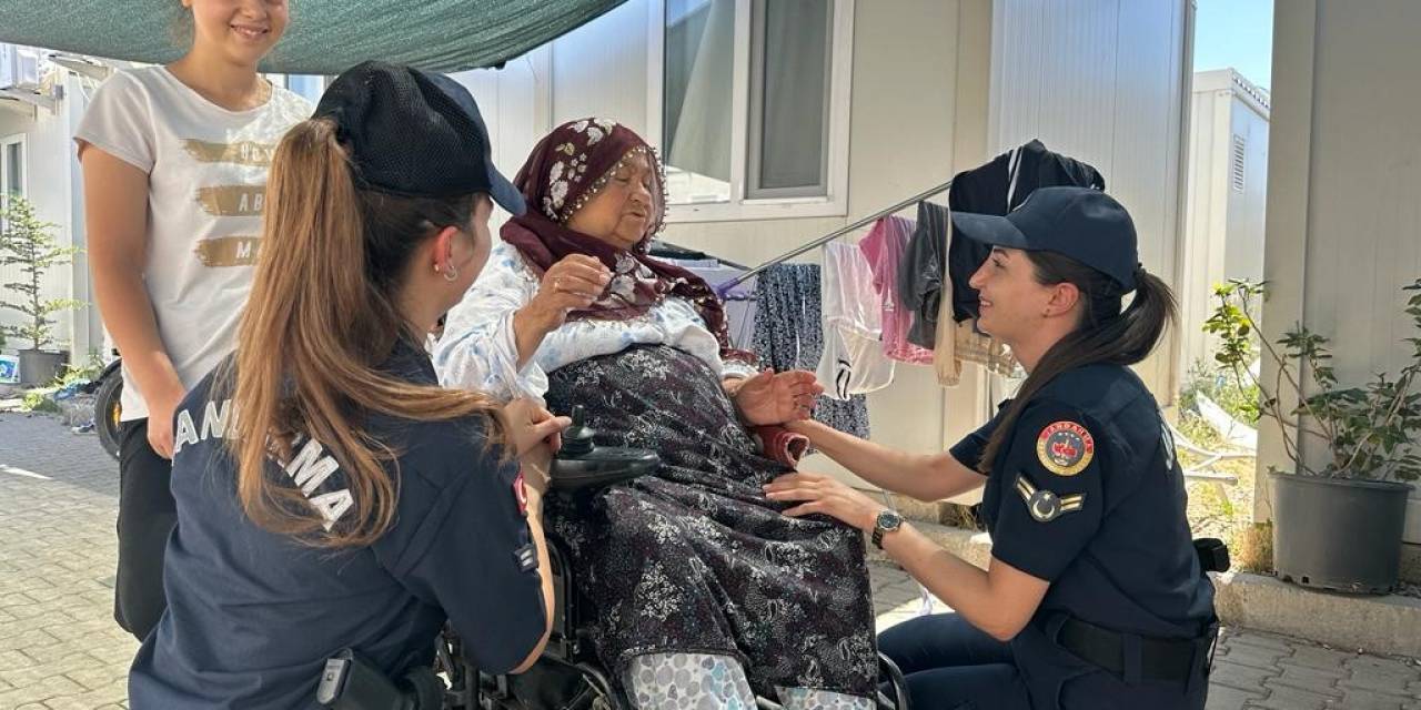 Kadın Astsubaylar Depremzedelere Moral Oluyor