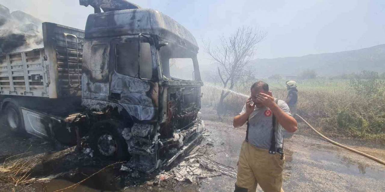 İzmir’de Saman Yüklü Tır Alev Aldı