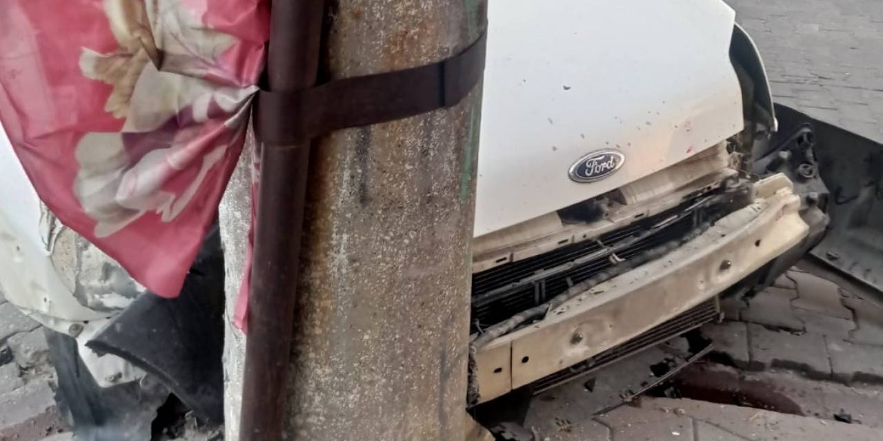 Edremit’te Araç Elektrik Direğine Çarparak Durdu: 1 Yaralı