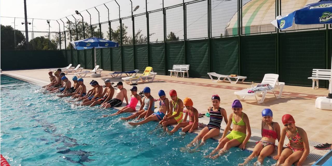 Karacabey’de Açık Yüzme Havuzu İlgi Görüyor