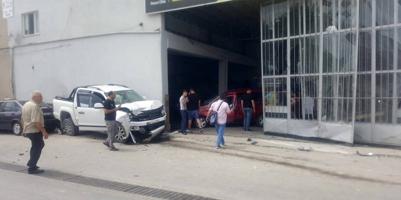 Usta Ve Çıraklar Kazada Savrulup Dükkana Dalan Araçtan Canlarını Zor Kurtardı