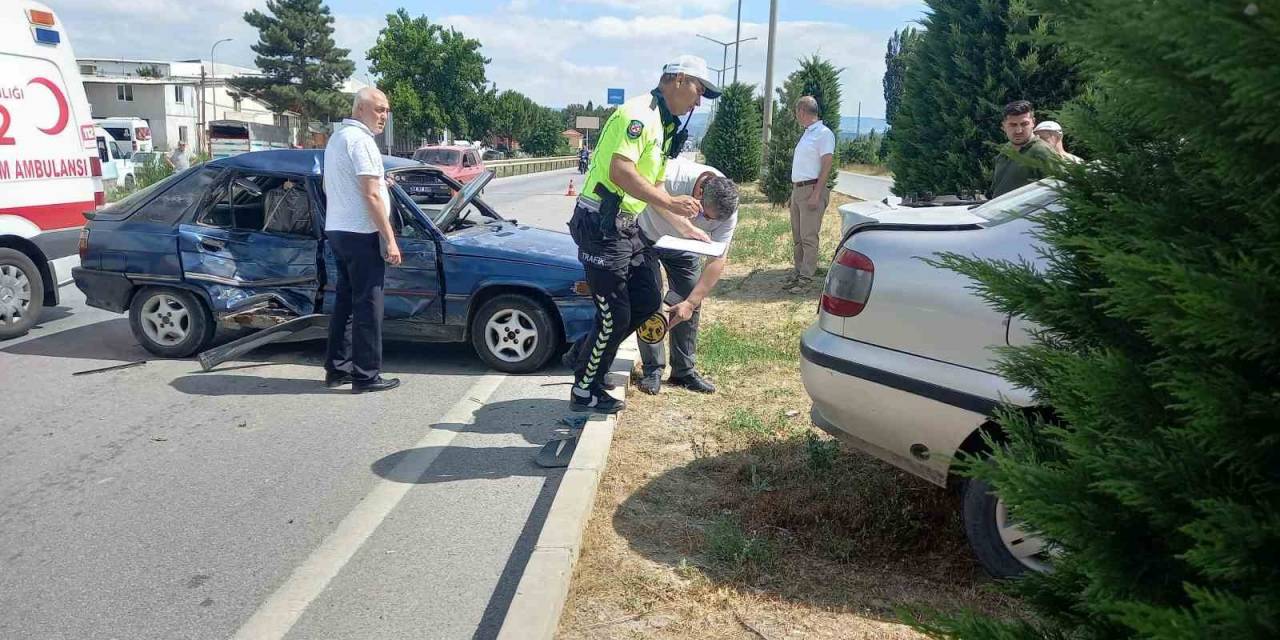 Gediz’deki Trafik Kazasında 3 Kişi Yaralandı