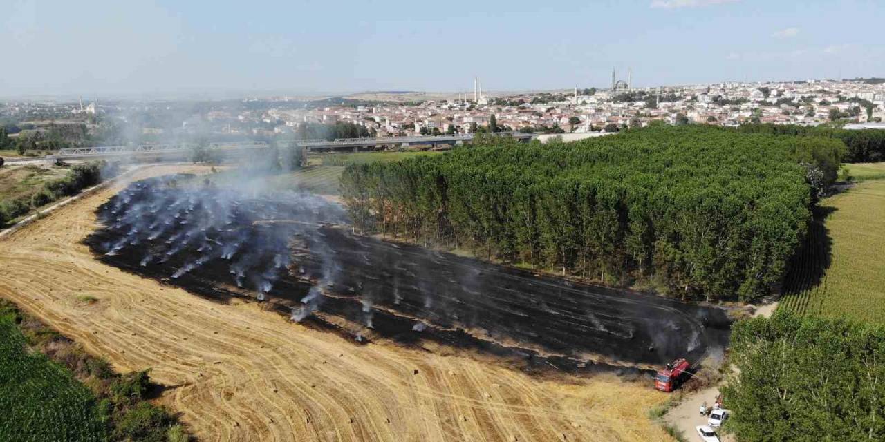 Edirne’de Tarlada Çıkan Yangında 250 Saman Balyası Küle Döndü