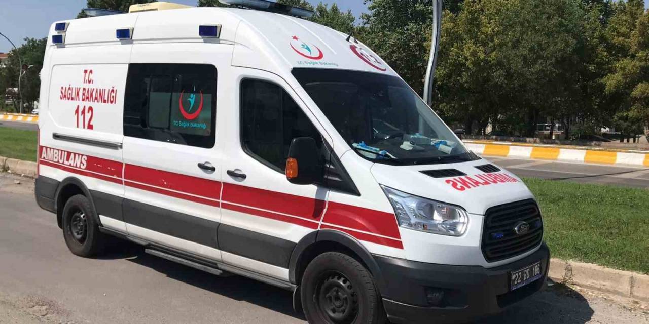 Edirne’de Otomobille Çarpışan Motosikletli Kurye Yaralandı