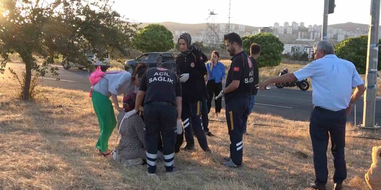 Elazığ’da Otomobil İle Motosiklet Çarpıştı: 1’i Ağır 5 Yaralı