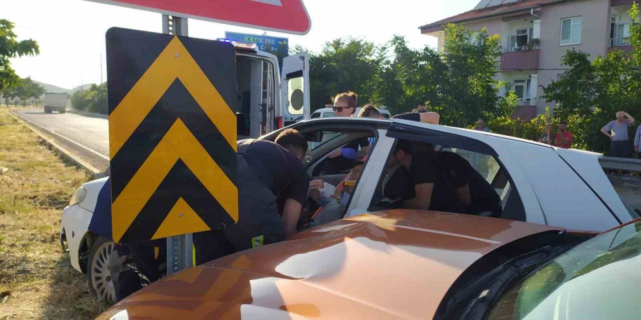 Antalya’da Kontrolsüz Kavşakta Kaza: 3 Yaralı
