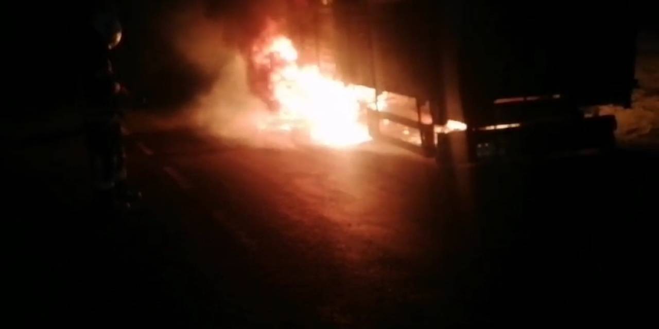 Demir Yüklü Tırın Dorsesi Yandı