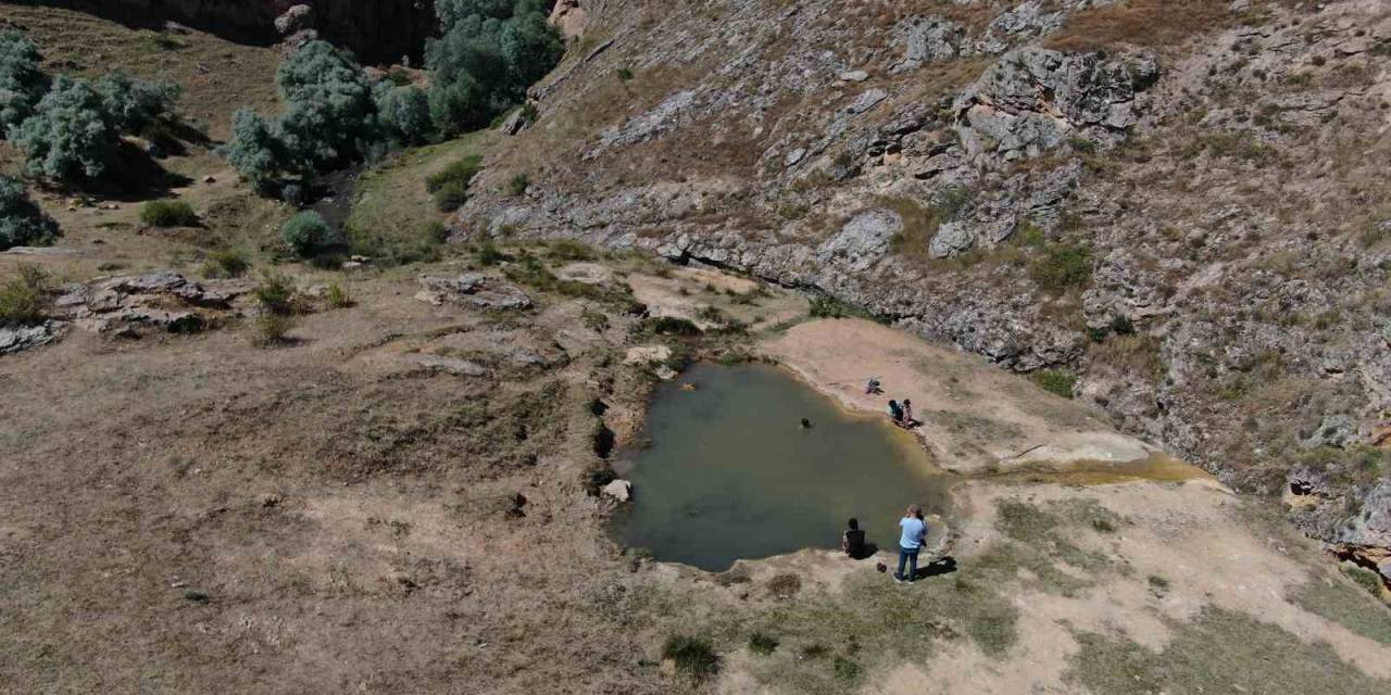 Bu Göle Girenler Hem Serinliyor Hem De Şifa Buluyor