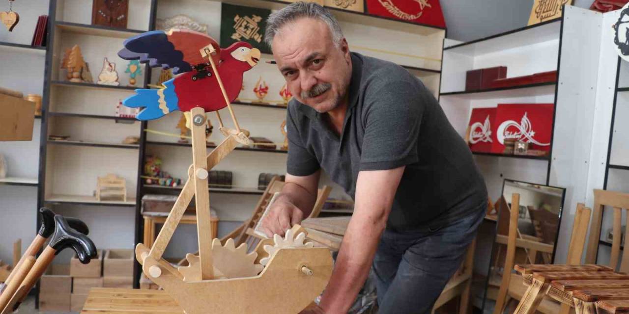 Yaptığı Ahşap Oyuncaklara Ömrü Boyunca Garanti Veriyor, Plastik Oyuncaklara Karşı Çıkıyor