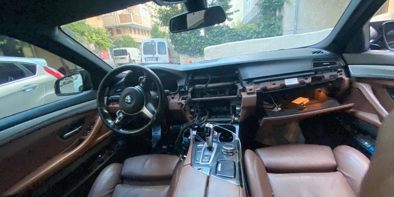 İstanbul’da Oto Teyp Hırsızlığı Kamerada: Camını Kırarak Araca Girdiler