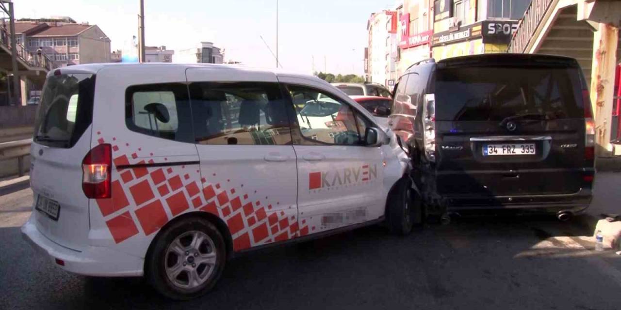 Küçükçekmece E-5’te Makas Attığı İddia Edilen Sürücü Zincirleme Kazaya Neden Oldu