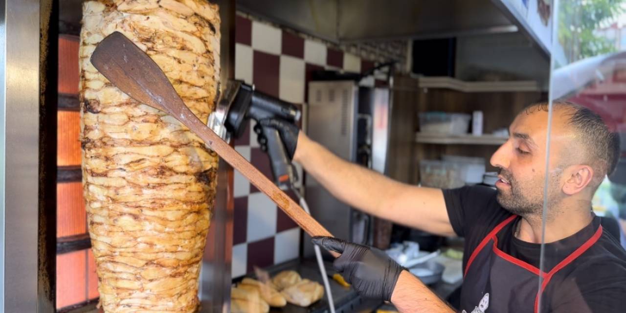 Yaz Mevsiminde Ateş Başında Çalışan Ustalar Sıcaklığı 80 Derece Olarak Hissediyor