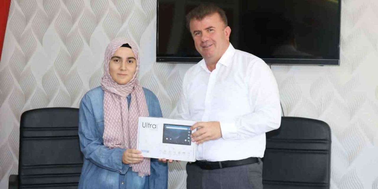 Müdür Aşçı, Yks’de Türkiye Derecesi Yapan Öğrenciyi Tebrik Etti