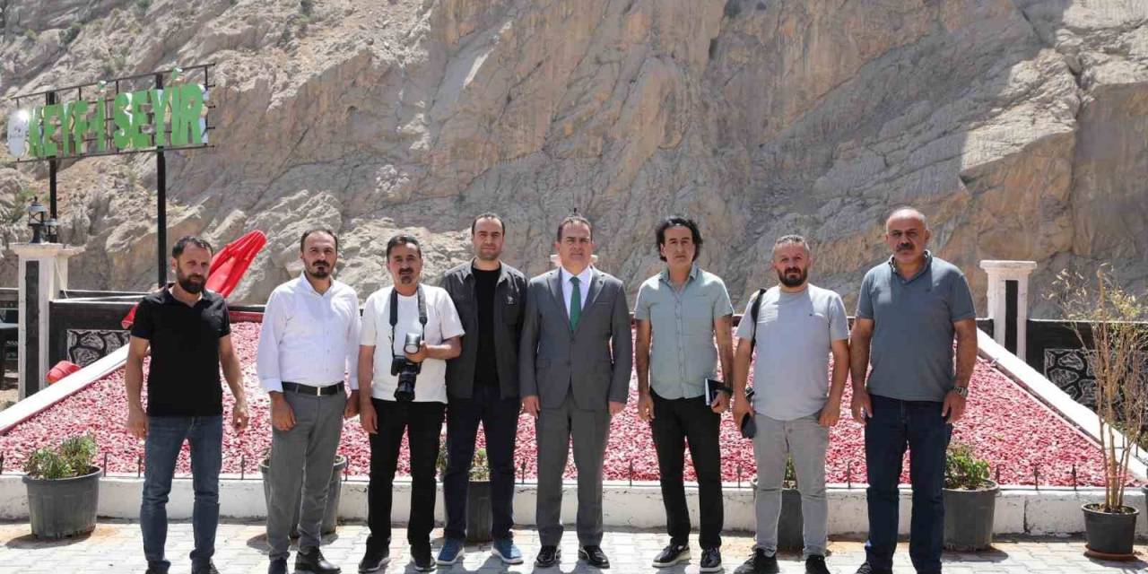 Vali Akbıyık, Gazetecilerle Bir Araya Geldi