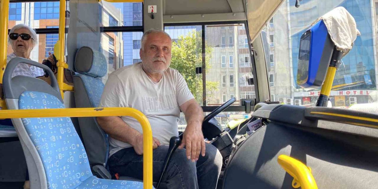 Astığı Yazıyla Hem Yolcularının Hemde Kendisinin Keyifli Bir Yolculuk Yapmasını Sağladı