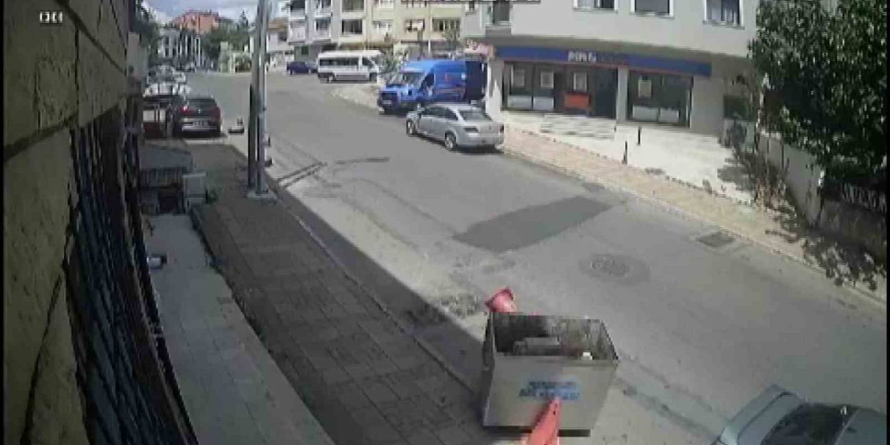 Ataşehir’de Kendi Kendine İlerleyen Çöp Konteyneri Park Halindeki Otomobile Çarptı