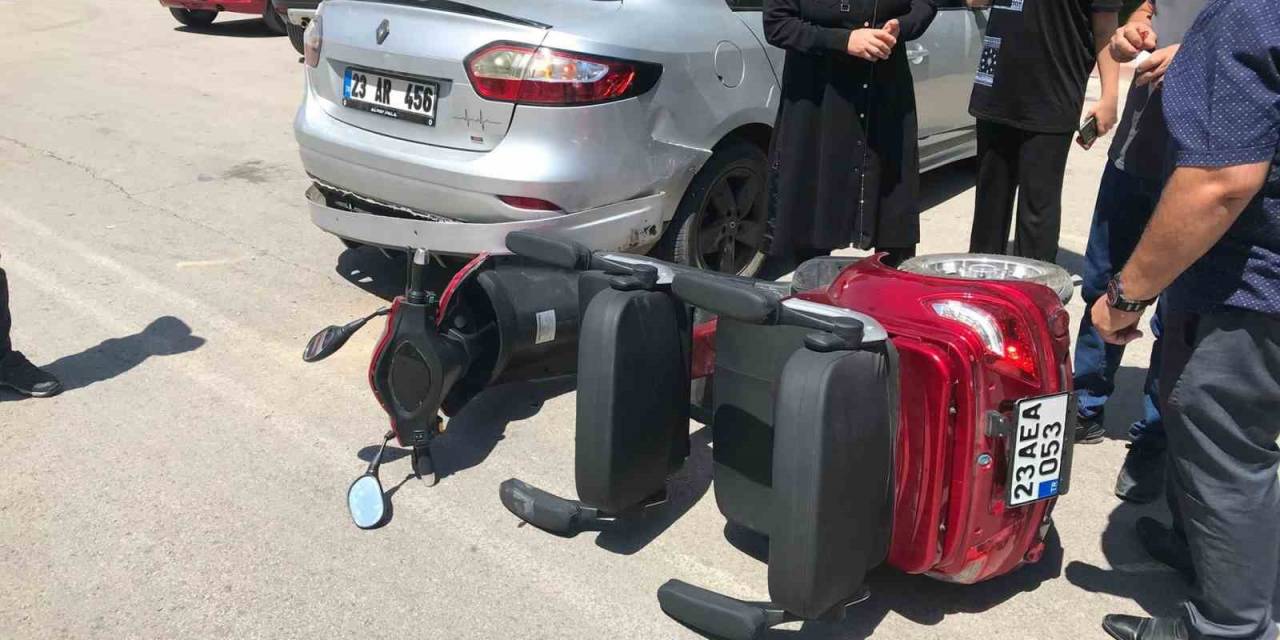 Elazığ’da Elektrikli Motosiklet Otomobile Çarptı: 1 Yaralı