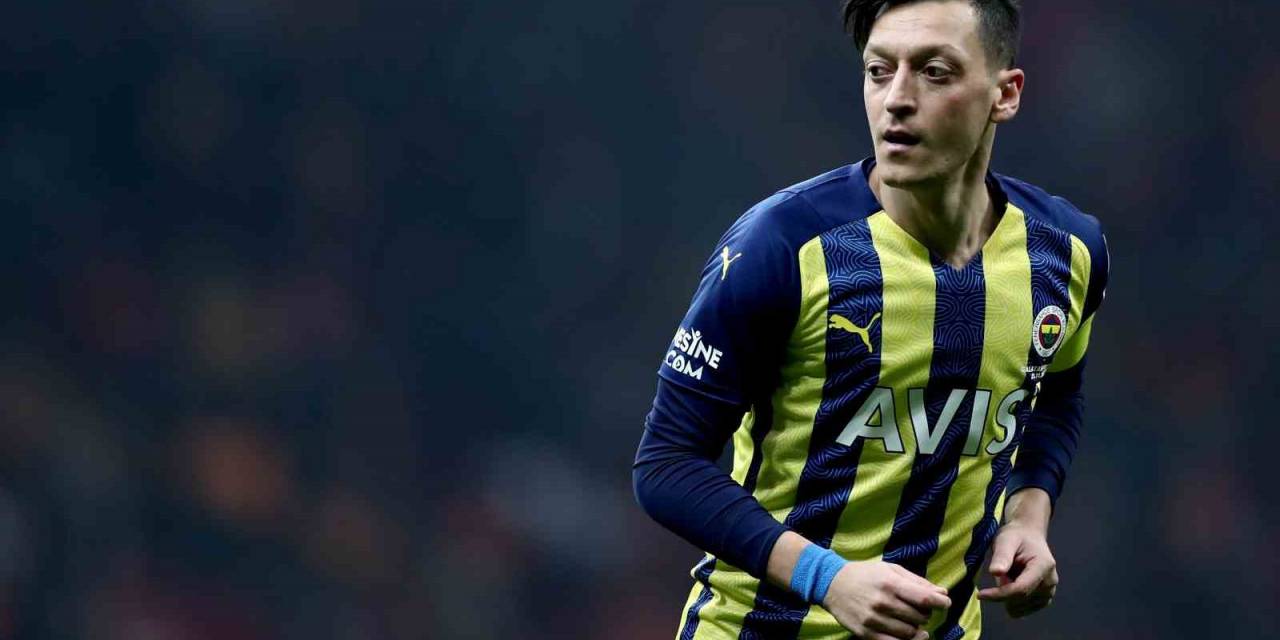 Mesut Özil Almanya’da Eleştiri Oklarının Hedefinde