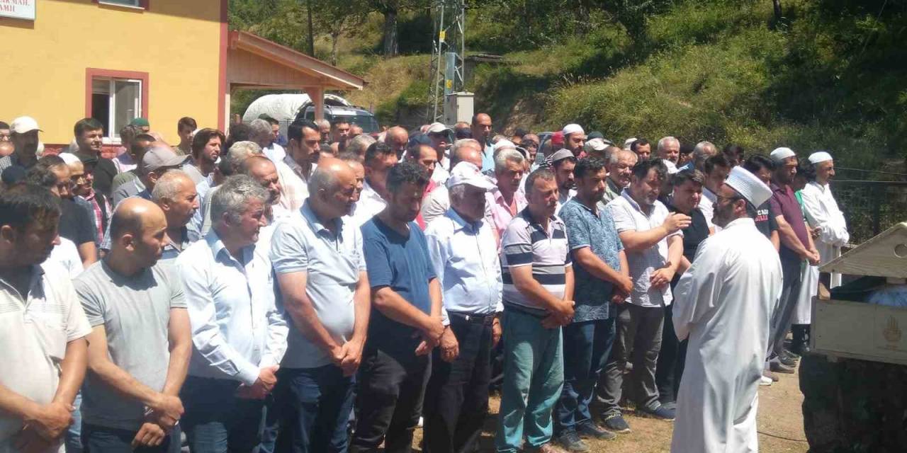 Oğlunu Kurtarmak İsterken Ölen Baba Memleketinde Toprağa Verildi