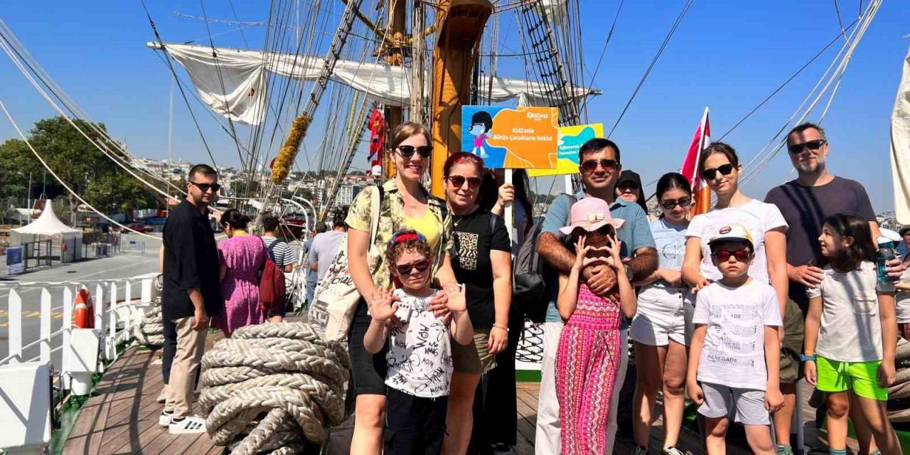 B-kidzanian Üyeleri, Meksika Donanma Gemisini Ziyaret Etti