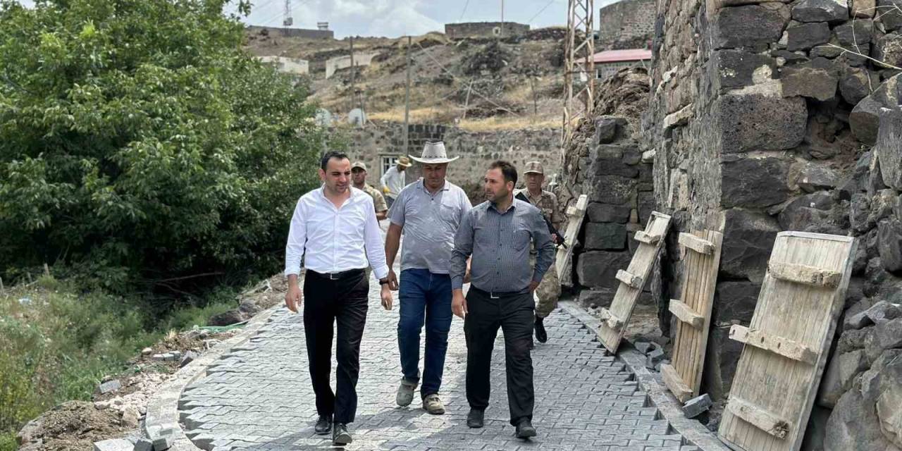 Digor’da Köy Yolları Tek Tek Yapılıyor